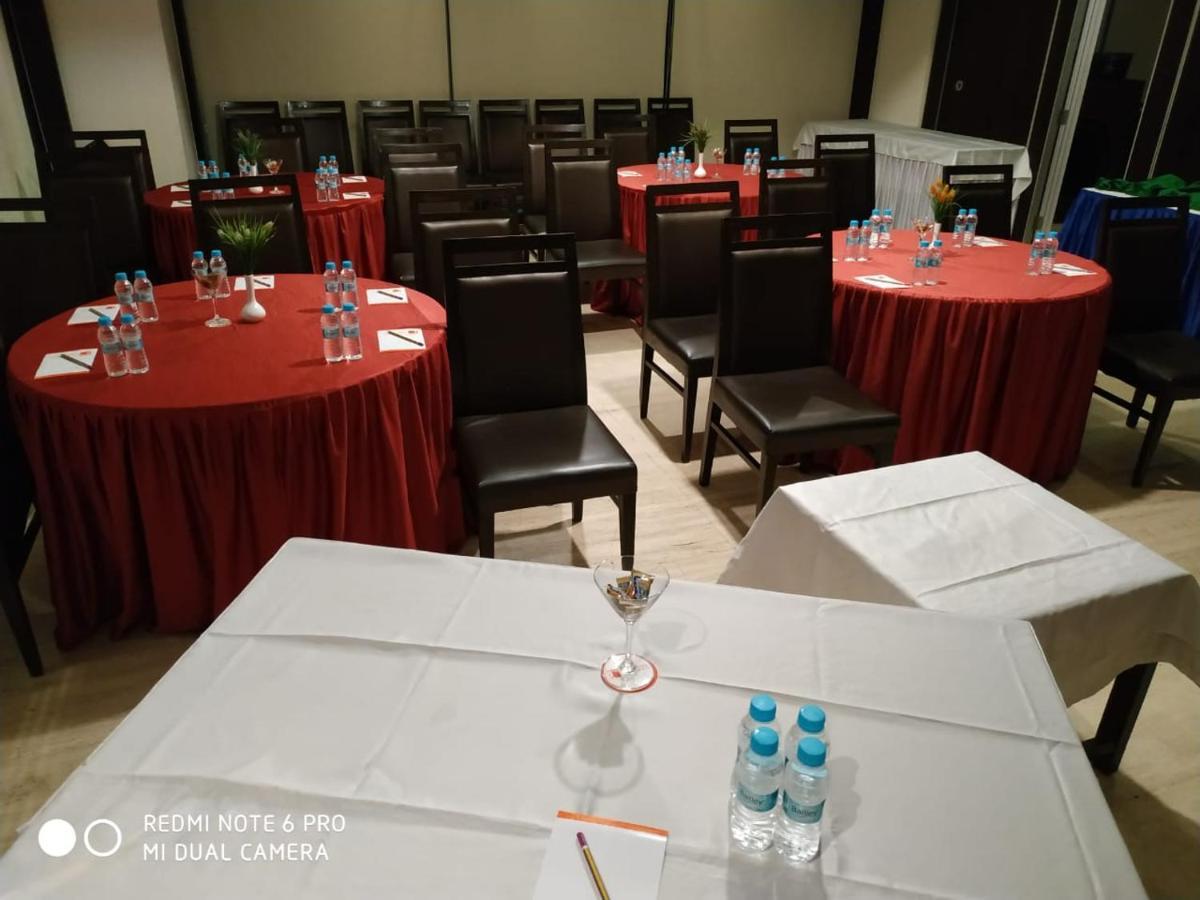 Tarawade Clarks Inn Pune Exterior foto