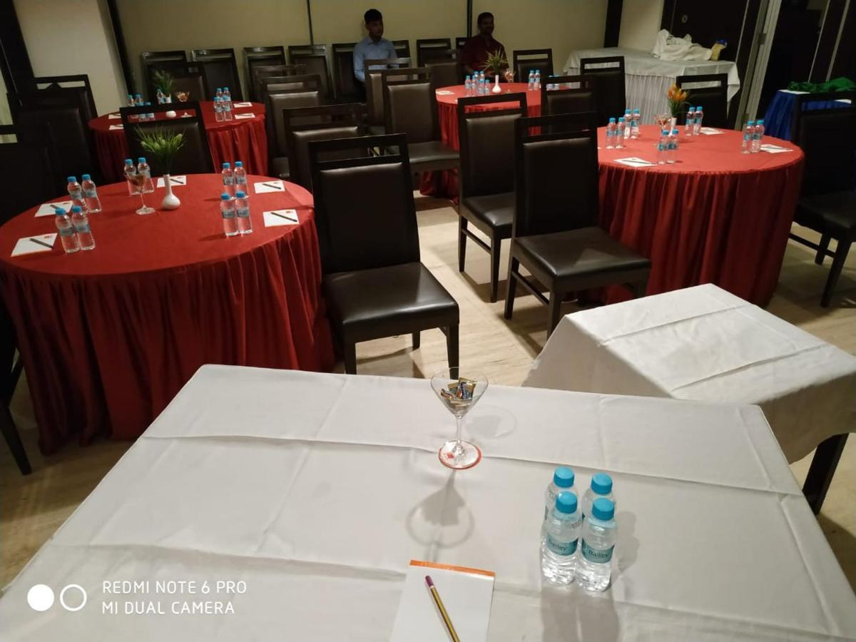 Tarawade Clarks Inn Pune Exterior foto