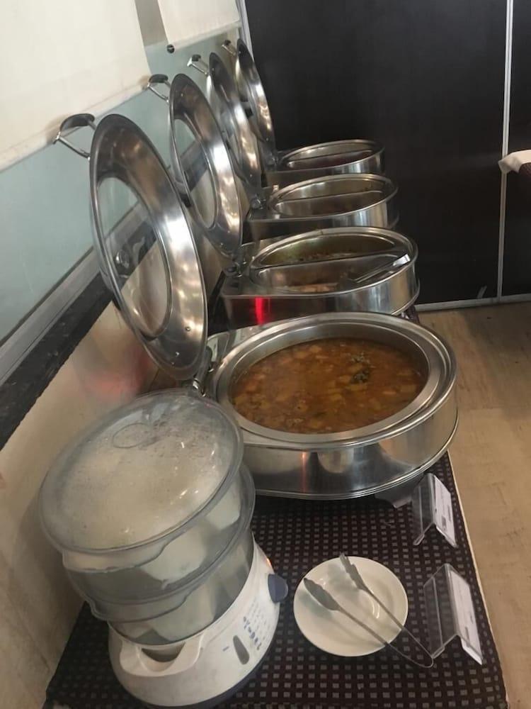 Tarawade Clarks Inn Pune Exterior foto