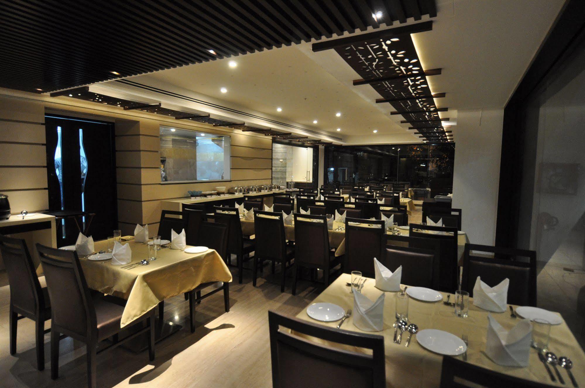 Tarawade Clarks Inn Pune Exterior foto