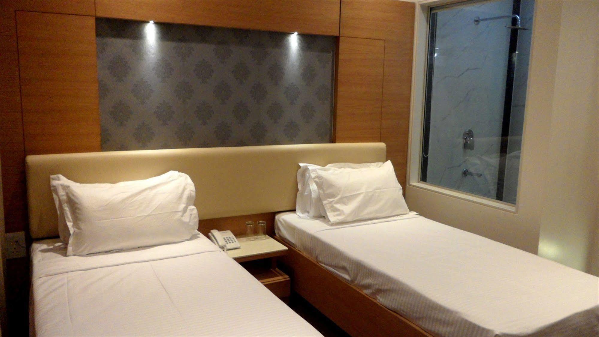 Tarawade Clarks Inn Pune Exterior foto