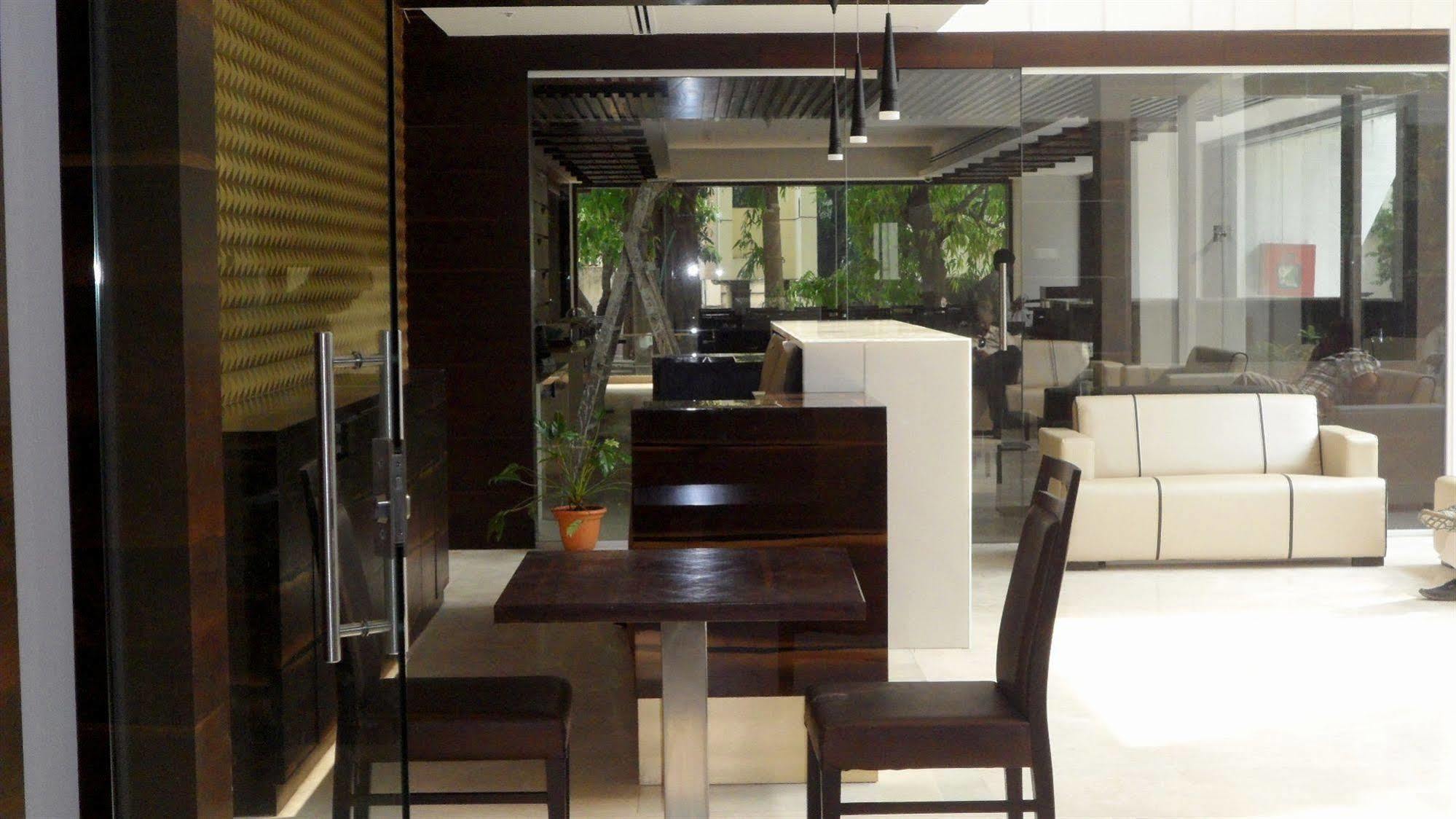 Tarawade Clarks Inn Pune Exterior foto