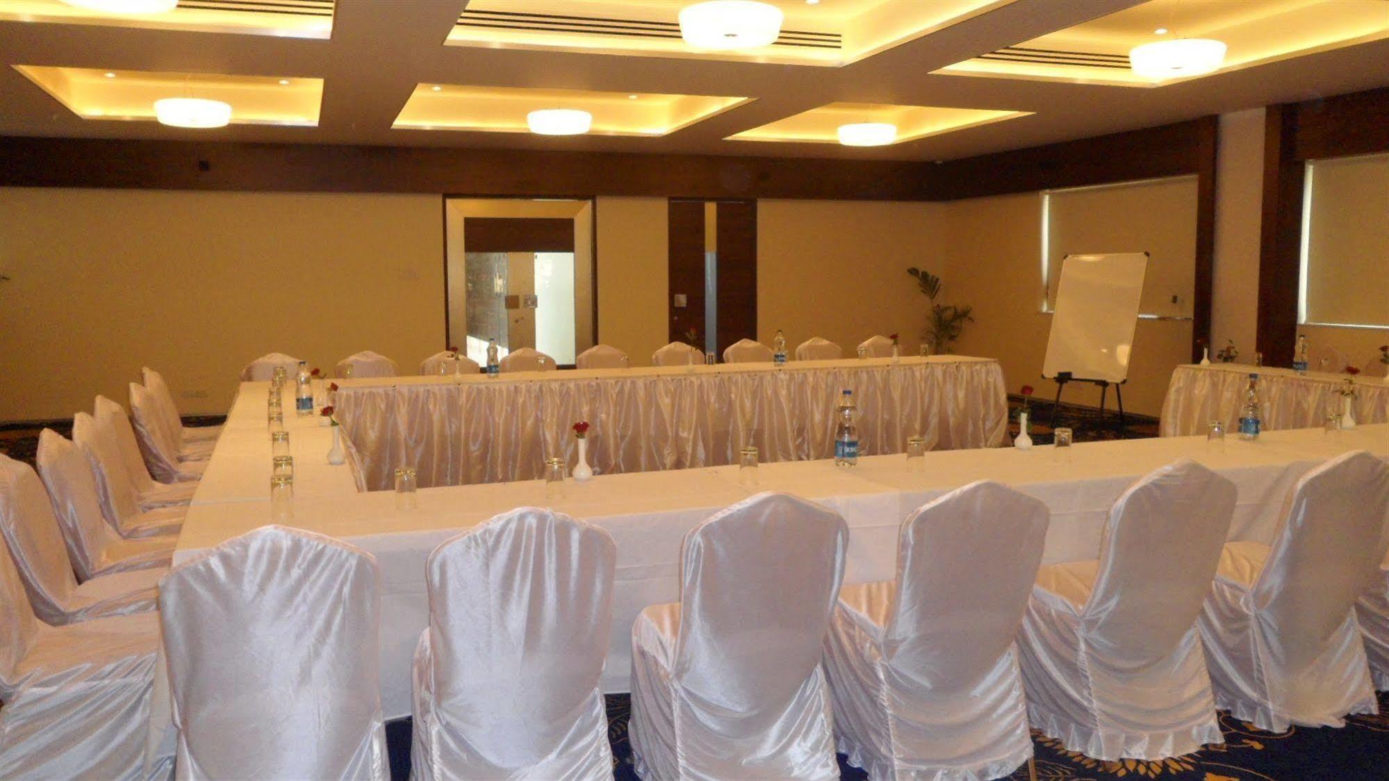 Tarawade Clarks Inn Pune Exterior foto
