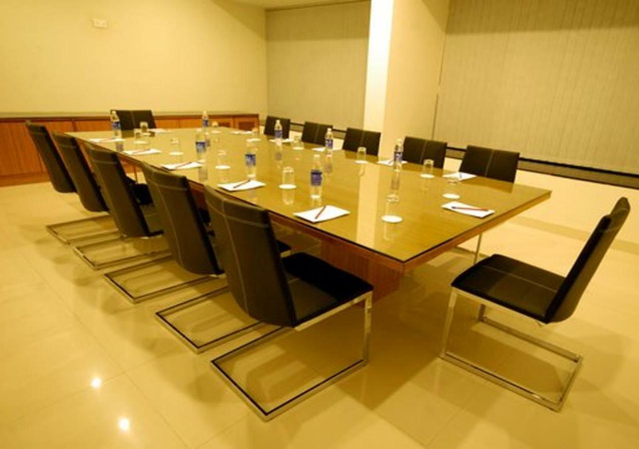 Tarawade Clarks Inn Pune Exterior foto