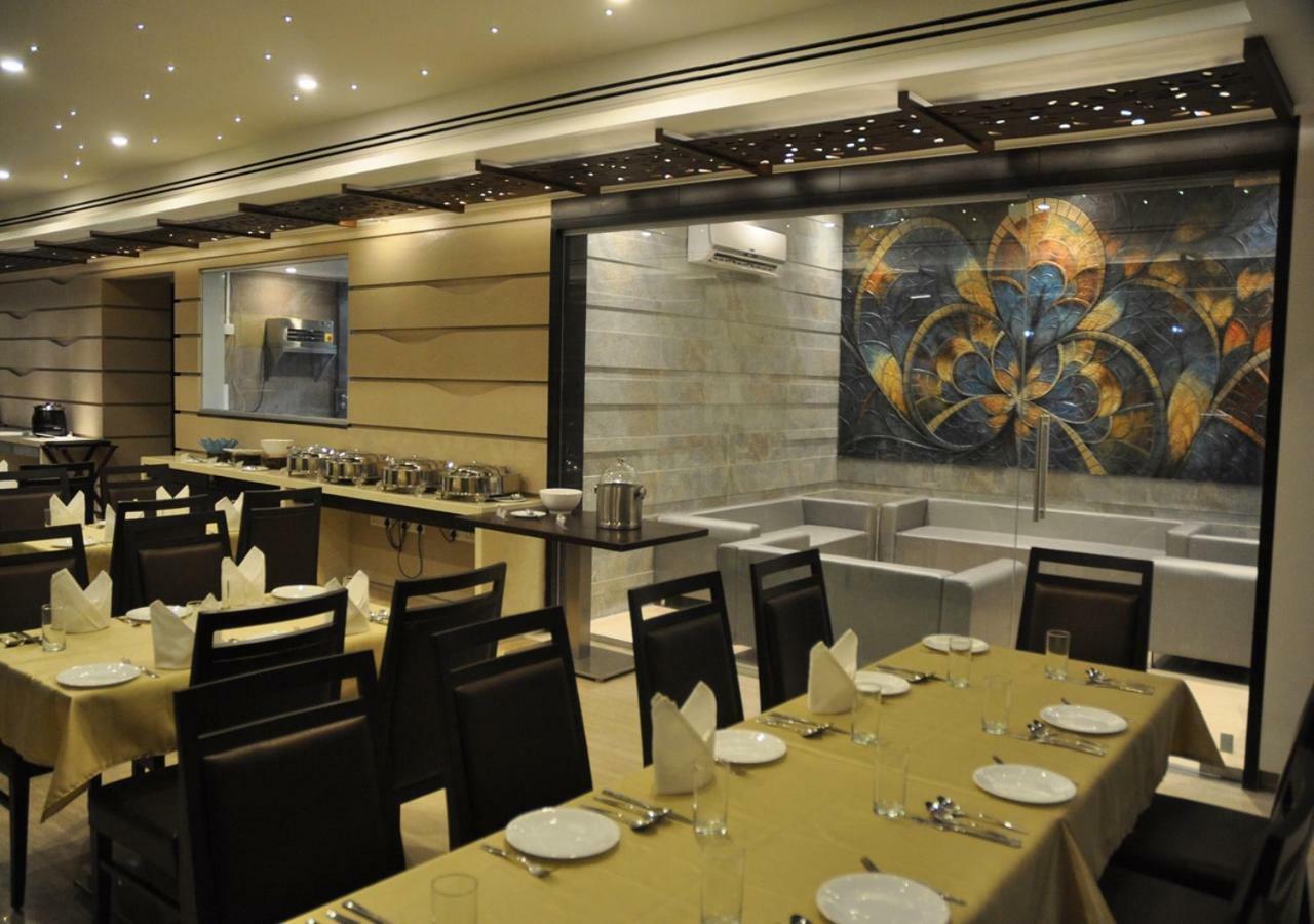 Tarawade Clarks Inn Pune Exterior foto