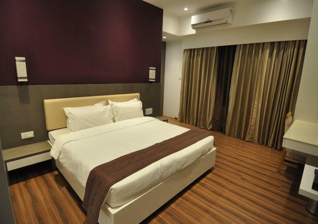 Tarawade Clarks Inn Pune Exterior foto